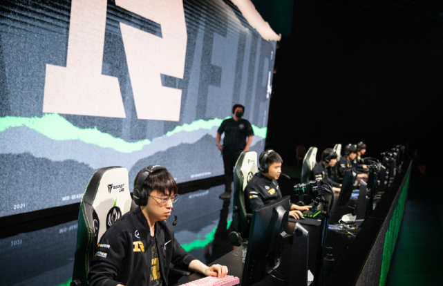 开云体育登录-PSG碾压RNG，ShowMaker关键团战开团秒人激烈交锋四强赛，技惊四座